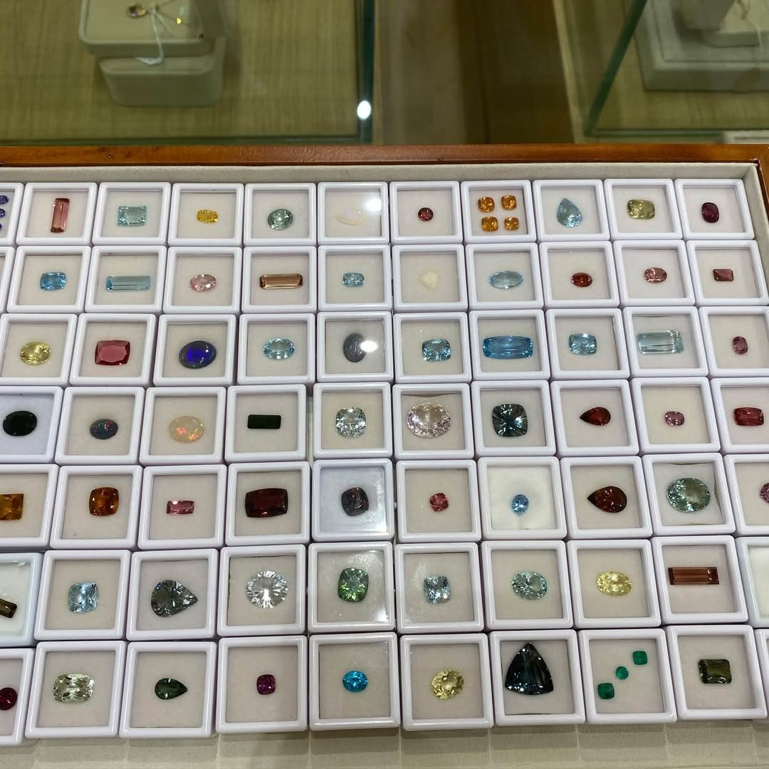 Plateau de pierres fines variées en vitrine